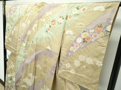 平和屋着物●極上　訪問着　駒刺繍　絞り　松竹梅吉祥草花文　暈し染め　金彩　榛色地　逸品　CZAA4982s6