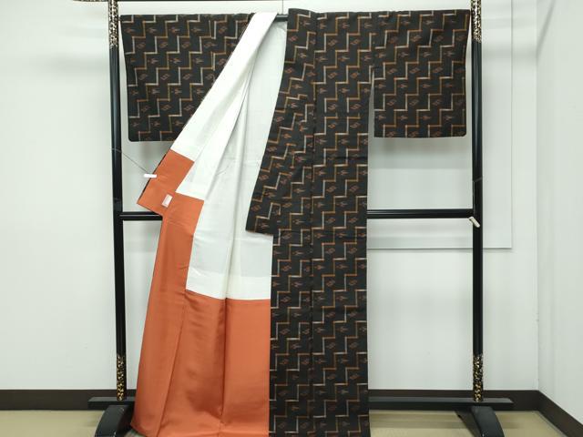 平和屋着物●極上　国指定重要無形文化財　本場久米島紬　手織　黒地　逸品　CZAA4992s6