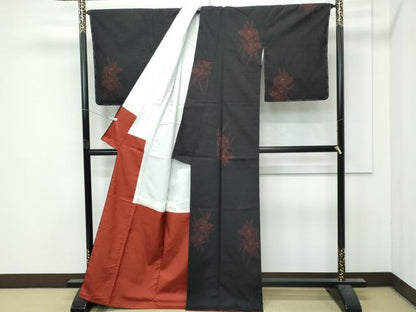 平和屋着物●極上　本場結城紬　重要無形文化財　100亀甲　草花文　黒地　逸品　未使用　CZAA5064s6