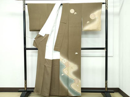 平和屋着物●極上　訪問着　菊　暈し染め　金彩　鬼しぼ縮緬　媚茶色地　逸品　CZAA5144s6