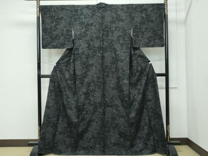 平和屋着物●極上　本場結城紬　重要無形文化財　100亀甲　雪輪七宝花鳥文　黒地　逸品　未使用　CZAA5162s6