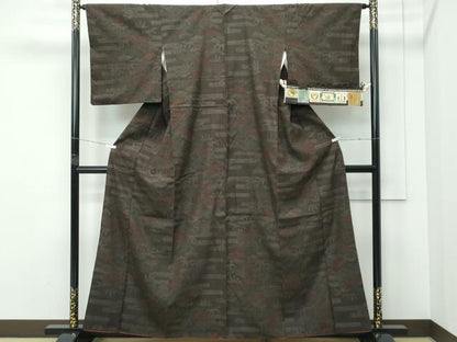 平和屋着物●極上　本場結城紬　重要無形文化財　80亀甲　エ霞遠山笹松文　海松茶色地　ますいわ屋扱い　証紙付き　逸品　CZAA5302s6