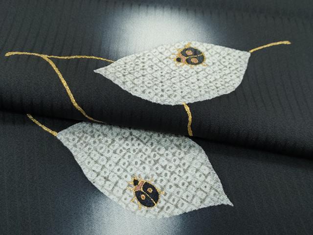 平和屋着物●極上　小紋　てんとう虫　舞葉文　蛍暈し　黒地　金彩　逸品　未使用　CZAA5418s6