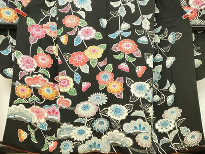 平和屋着物●豪華振袖　型染　草花松文　黒地　鬼しぼ縮緬　正絹　逸品　DAAR4391tw