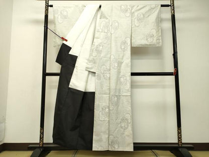 平和屋着物●本場大島紬 白大島 9マルキ 花絵皿文 正絹 逸品 DAAR4480tw