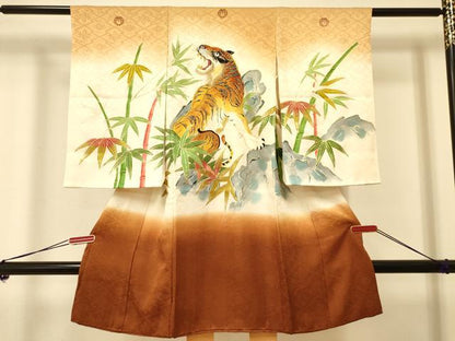 平和屋着物[]お宮参り　男の子　祝着　産着　初着　のしめ　駒刺繍　虎　笹竹文　暈し染め　金彩　逸品　DAAR6191ma