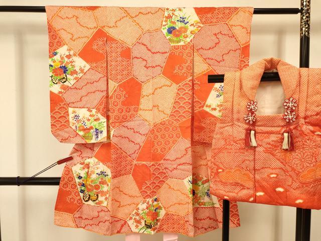 平和屋着物[]七五三　女の子　３歳　祝着　三つ身　被布セット　駒刺繍　花車文　金彩　洗える着物　DAAR6392ma