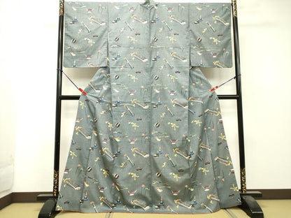 平和屋着物●上質な紬　型染め　楽器文　銀通し地　正絹　逸品　DAAS2428tw