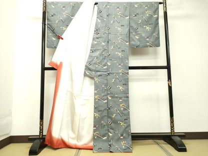 平和屋着物●上質な紬　型染め　楽器文　銀通し地　正絹　逸品　DAAS2428tw