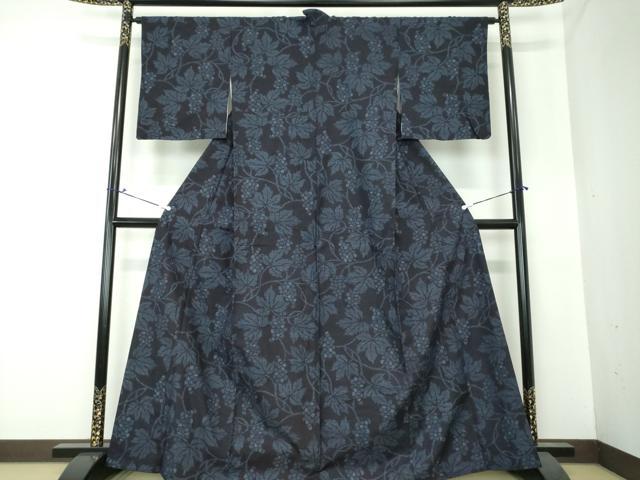 平和屋着物●本場結城紬 重要無形文化財 100亀甲 葡萄蔦の葉文 大丸扱い 正絹 逸品 DAAS3803ps