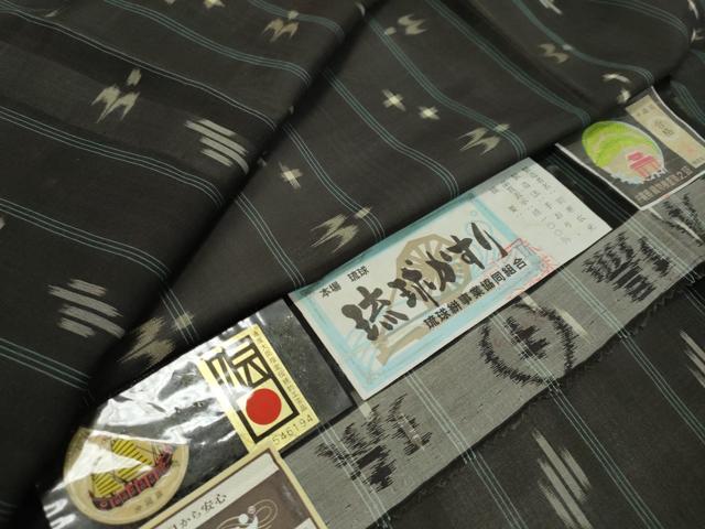 平和屋着物＊夏物　本場琉球絣　夏琉球　手おり　野原広光作　黒地　証紙付き　正絹　逸品　DAAU2282ud
