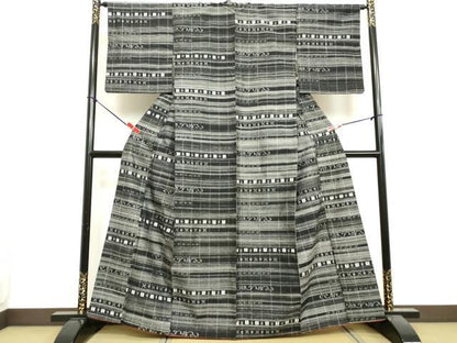 平和屋着物●上質な紬 横段花唐草文 黒地 正絹 逸品 DAAV1324tw