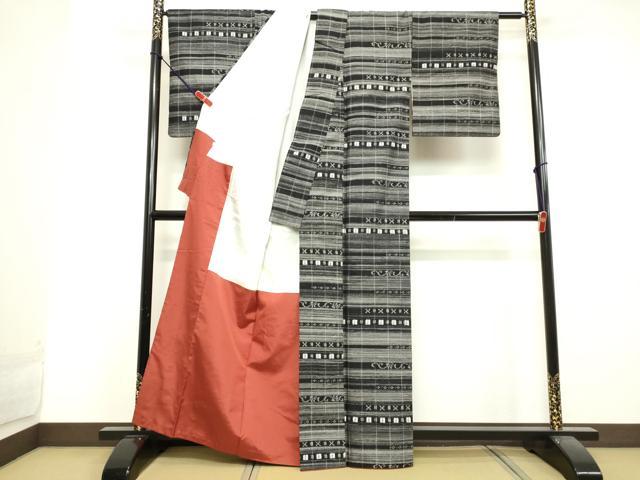 平和屋着物●上質な紬 横段花唐草文 黒地 正絹 逸品 DAAV1324tw
