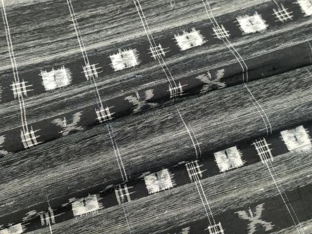 平和屋着物●上質な紬 横段花唐草文 黒地 正絹 逸品 DAAV1324tw