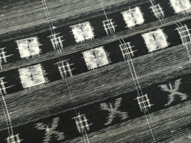 平和屋着物●上質な紬 横段花唐草文 黒地 正絹 逸品 DAAV1324tw
