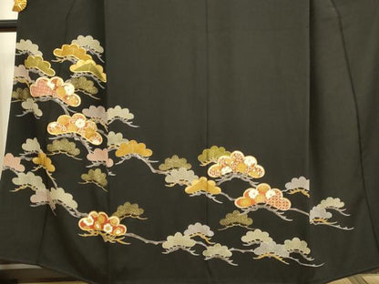 平和屋着物●創業460年・千總　黒留袖　駒刺繍　枝松文　金彩　正絹　逸品　DAAV3221du