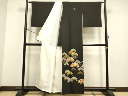 平和屋着物●創業460年・千總　黒留袖　駒刺繍　枝松文　金彩　正絹　逸品　DAAV3221du