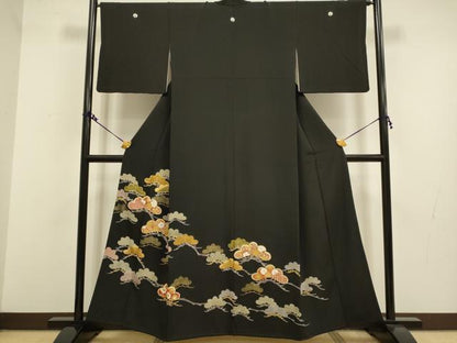 平和屋着物●創業460年・千總　黒留袖　駒刺繍　枝松文　金彩　正絹　逸品　DAAV3221du
