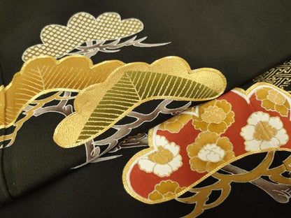 平和屋着物●創業460年・千總　黒留袖　駒刺繍　枝松文　金彩　正絹　逸品　DAAV3221du