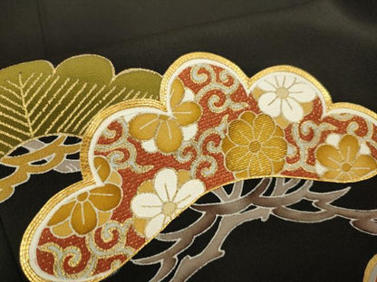 平和屋着物●創業460年・千總　黒留袖　駒刺繍　枝松文　金彩　正絹　逸品　DAAV3221du