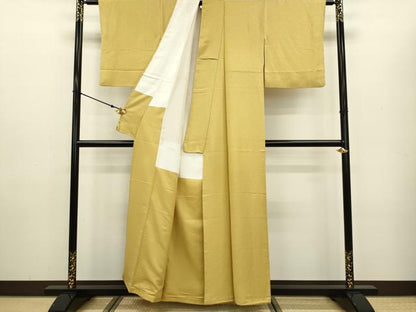 平和屋着物●上質な色無地　唐草地紋　玉蜀黍色　正絹　逸品　DAAV3269du