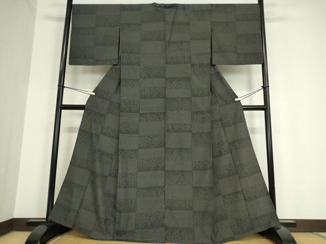 平和屋着物▽本塩沢 単衣 市松草葉文 黒地 110亀甲 正絹 逸品 DAAV5800az