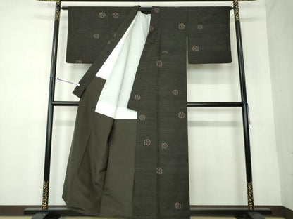 平和屋着物●国指定重要無形文化財　本場久米島紬　手織　捻梅　黒地　正絹　逸品　DAAV6375ps