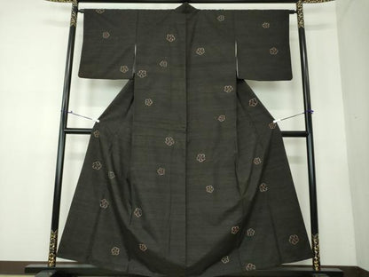 平和屋着物●国指定重要無形文化財　本場久米島紬　手織　捻梅　黒地　正絹　逸品　DAAV6375ps