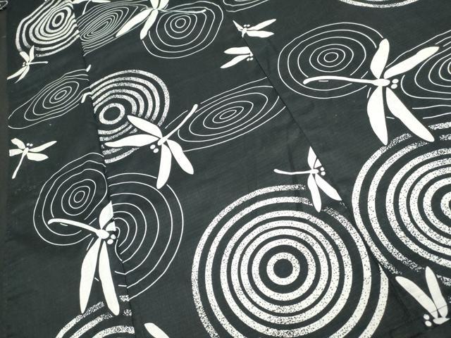 平和屋着物∴夏物　浴衣　綿紅梅　流水文　トンボ　黒地　綿　逸品　DAAV7296cd