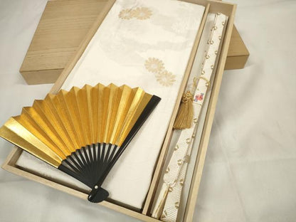 平和屋着物●和装小物　帯締め・帯揚げ・扇子セット　礼装用　松地紋　菊　金糸　組紐　亀房付き　逸品　未使用　DAAV8471zzz