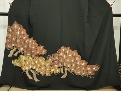 平和屋着物■豪華黒留袖　駒刺繍　枝松文　金彩　正絹　逸品　DAAW2173zy