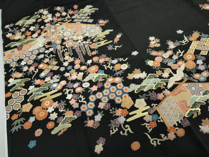 平和屋着物●豪華黒留袖　駒刺繍　吉祥飛鶴草花文　金彩　無落款　正絹　逸品　DAAW5676ud