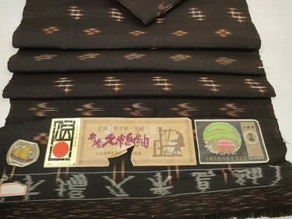 平和屋着物●国指定重要無形文化財 本場久米島紬 手織 反物 着尺 琉球絣文様 証紙付き 逸品 未使用 DAAW7546zzz