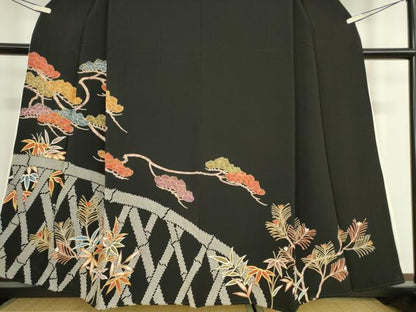 平和屋着物●豪華黒留袖　駒刺繍　籬松文　金糸　正絹　逸品　DAAX3780az