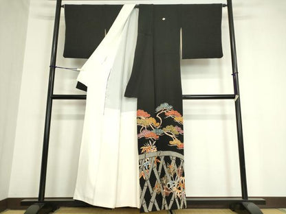 平和屋着物●豪華黒留袖　駒刺繍　籬松文　金糸　正絹　逸品　DAAX3780az