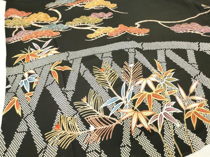 平和屋着物●豪華黒留袖　駒刺繍　籬松文　金糸　正絹　逸品　DAAX3780az