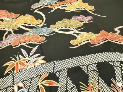 平和屋着物●豪華黒留袖　駒刺繍　籬松文　金糸　正絹　逸品　DAAX3780az