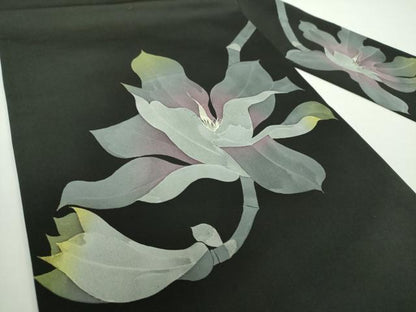 平和屋着物●塩瀬　九寸名古屋帯　作家物　ろうけつ染め　枝花文　黒地　正絹　逸品　DAAX4935ps