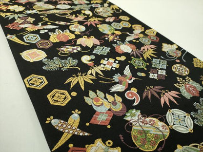 平和屋着物●西陣の老舗　1782年創業　山下織物　六通柄袋帯　唐織　招福宝尽くし　黒地　金糸　正絹　逸品　DAAY1242ps
