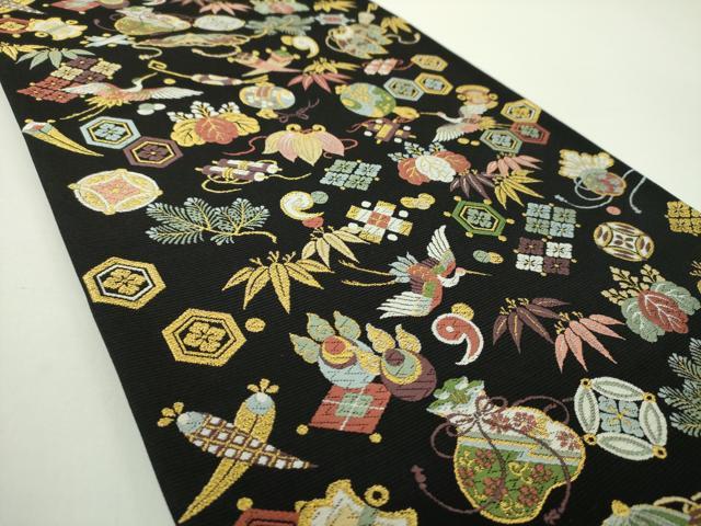平和屋着物●西陣の老舗　1782年創業　山下織物　六通柄袋帯　唐織　招福宝尽くし　黒地　金糸　正絹　逸品　DAAY1242ps