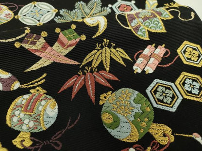 平和屋着物●西陣の老舗　1782年創業　山下織物　六通柄袋帯　唐織　招福宝尽くし　黒地　金糸　正絹　逸品　DAAY1242ps