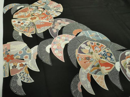 平和屋着物●豪華黒留袖　駒刺繍　吉祥花丸文　金銀彩　正絹　逸品　DAAY1692ps