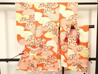 平和屋着物[]七五三 女の子 ３歳 祝着 三つ身 被布セット 雲取り渡橋花文 金彩 逸品 DAAY3158ma