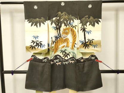 平和屋着物[]お宮参り 男の子 祝着 産着 初着 のしめ 刺繍 虎 寅 笹文 暈し染め 金銀彩 逸品 DAAY3196ma