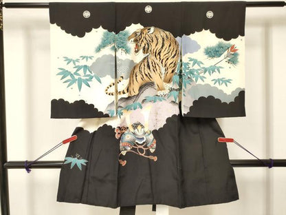 平和屋着物[]お宮参り　男の子　祝着　産着　初着　のしめ　虎　寅　兜　笹松文　金銀彩　逸品　DAAY3197ma
