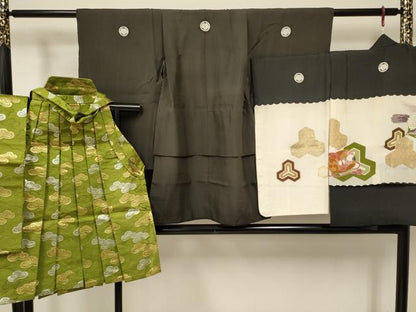 平和屋着物[]七五三　男の子　祝着・羽織・行灯袴・帯セット　飛鳥鼓花文　毘沙門亀甲　金彩　逸品　DAAY3236ma