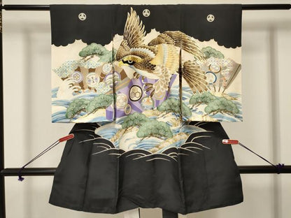 平和屋着物[]お宮参り　男の子　祝着　産着　初着　のしめ　駒刺繍　鷹　鷲　立波松文　金彩　逸品　DAAY3357ma