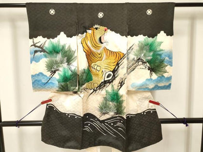 平和屋着物[]お宮参り　男の子　祝着　産着　初着　のしめ　手描き　刺繍　虎　寅　松文　銀彩　逸品　DAAY3380ma