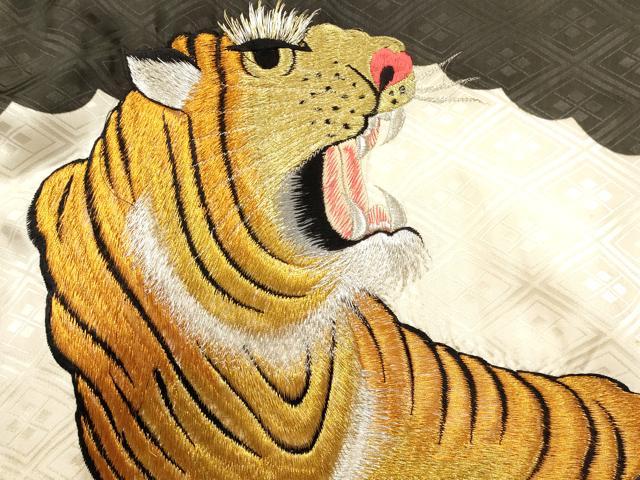 平和屋着物[]お宮参り　男の子　祝着　産着　初着　のしめ　手描き　刺繍　虎　寅　松文　銀彩　逸品　DAAY3380ma