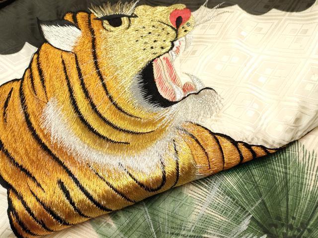 平和屋着物[]お宮参り　男の子　祝着　産着　初着　のしめ　手描き　刺繍　虎　寅　松文　銀彩　逸品　DAAY3380ma